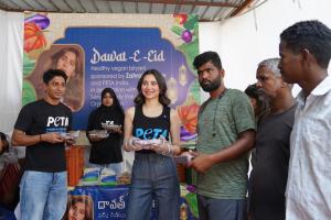 Singer and Actor Zahrah S Khan Joins PETA India in Donating Vegan Biryani